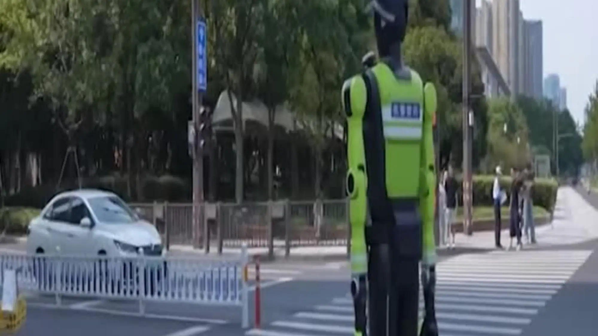 Cina, i robot vigili urbani diventano sempre più "intelligenti": ecco come funzionano