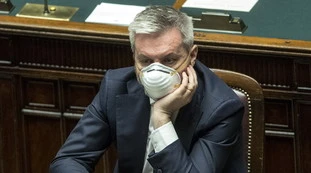 Decreto Ucraina, Guerini salva Draghi: il M5s vota sì alla fiducia. Retroscena: il ruolo decisivo del ministro