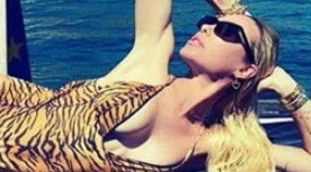 Ilary Blasi la foto in costume che sconcerta i fan: "Là sotto qualcosa non torna", il dettaglio da brividi