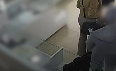 Roma, usa la "tecnica del velo" per borseggiare. Ma c'è un agente: finisce male