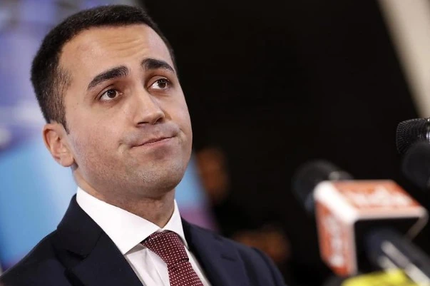 Luigi Di Maio: "Alitalia di nuovo dello Stato", ma Tria lo stoppa: "Delle cose del Tesoro mi occupo io non tu"