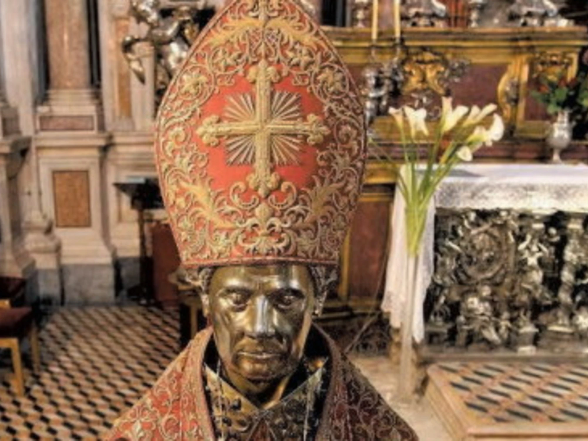 Napoli, nigeriano entra nel Duomo: rubata la mitra di San Gennaro
