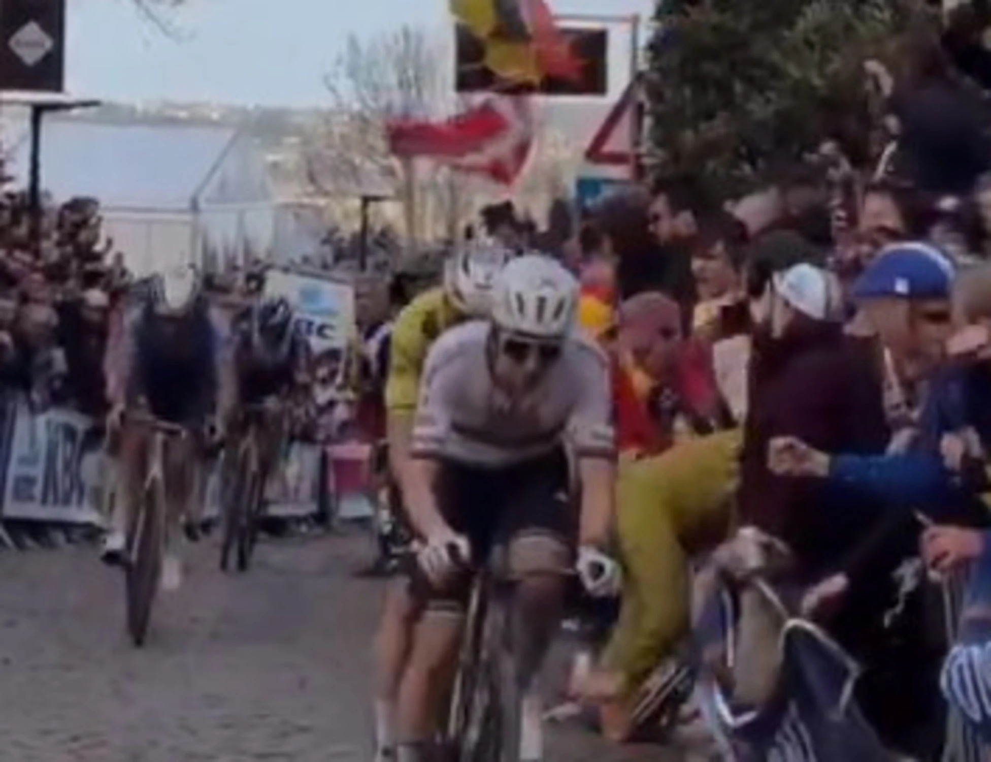 Giro delle Fiandre, paura per Van der Poel: la transenna cede e i tifosi cadono in strada
