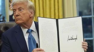 Donald Trump firma i primi dazi su Messico, Canada e Cina