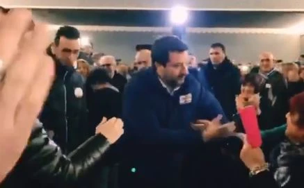 Matteo Salvini, comizio clamoroso a Borgo Val di Taro: "Teatro pieno, gente fuori", una scena da film