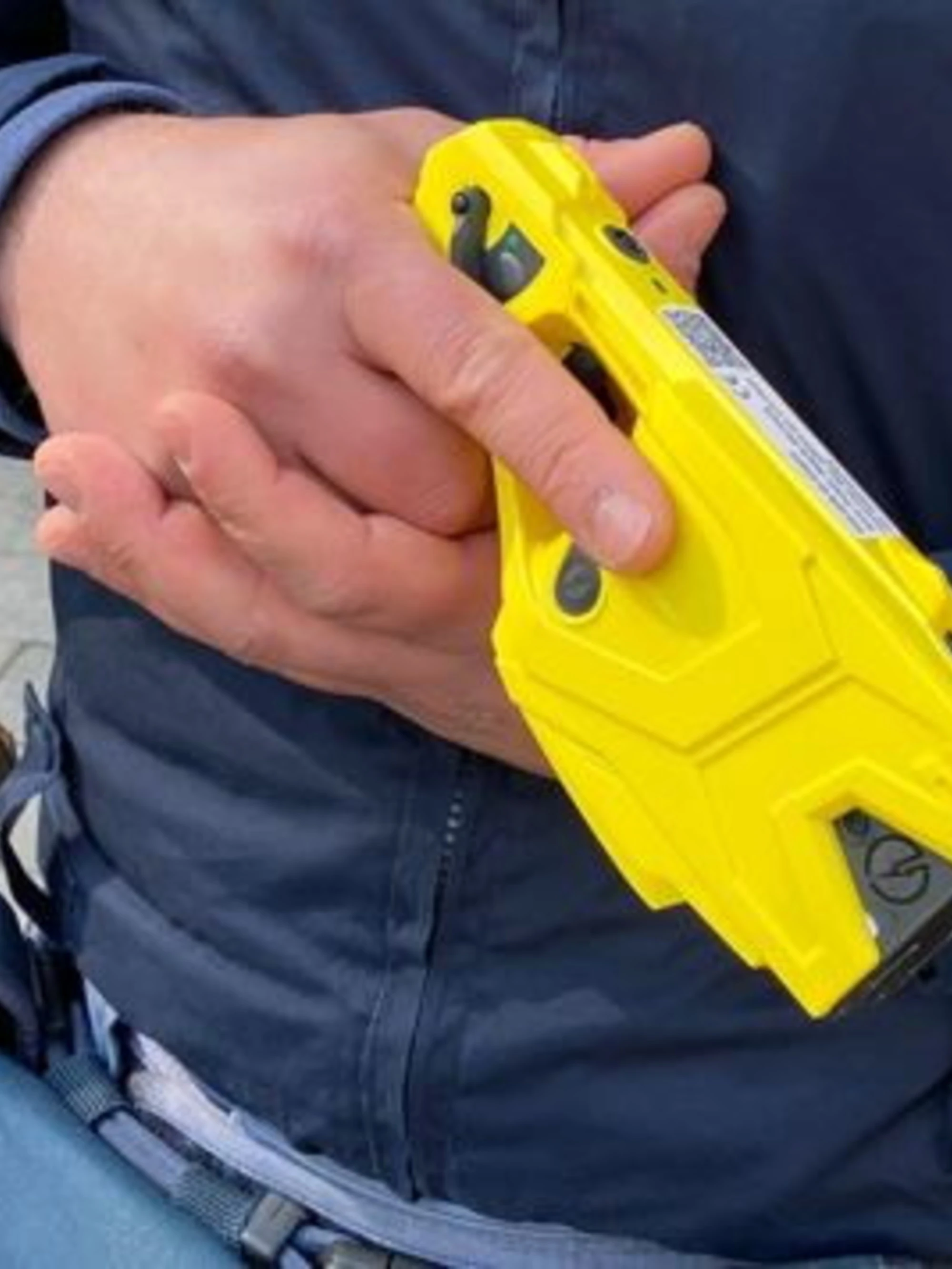 Da oggi taser per i vigili di Milano