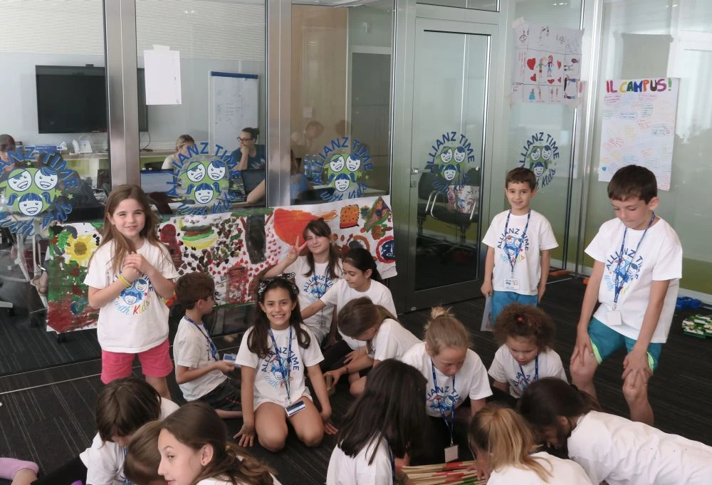 ALLIANZ, BAMBINI IN UFFICIO CON MAMMA O PAPÀ PER LE VACANZE SCOLASTICHE