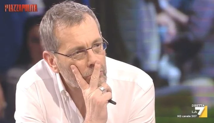PiazzaPulita, Corrado Formigli sconvolto da Simone: "I rom non sono come noi", ovazione in studio