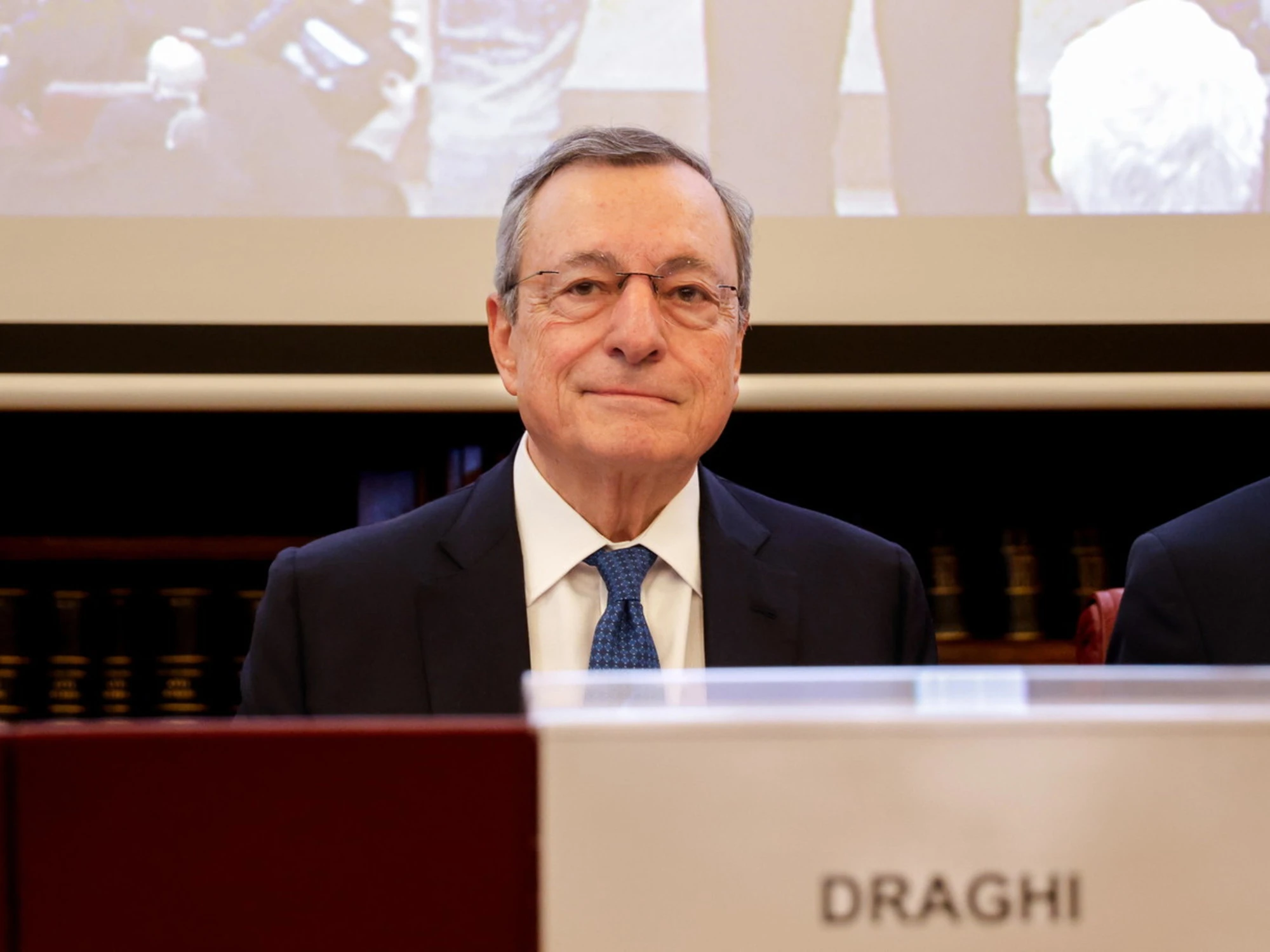 Mario Draghi sbotta con i senatori e se ne va: "Vedo che guardate l'orologio... arrivederci e grazie"