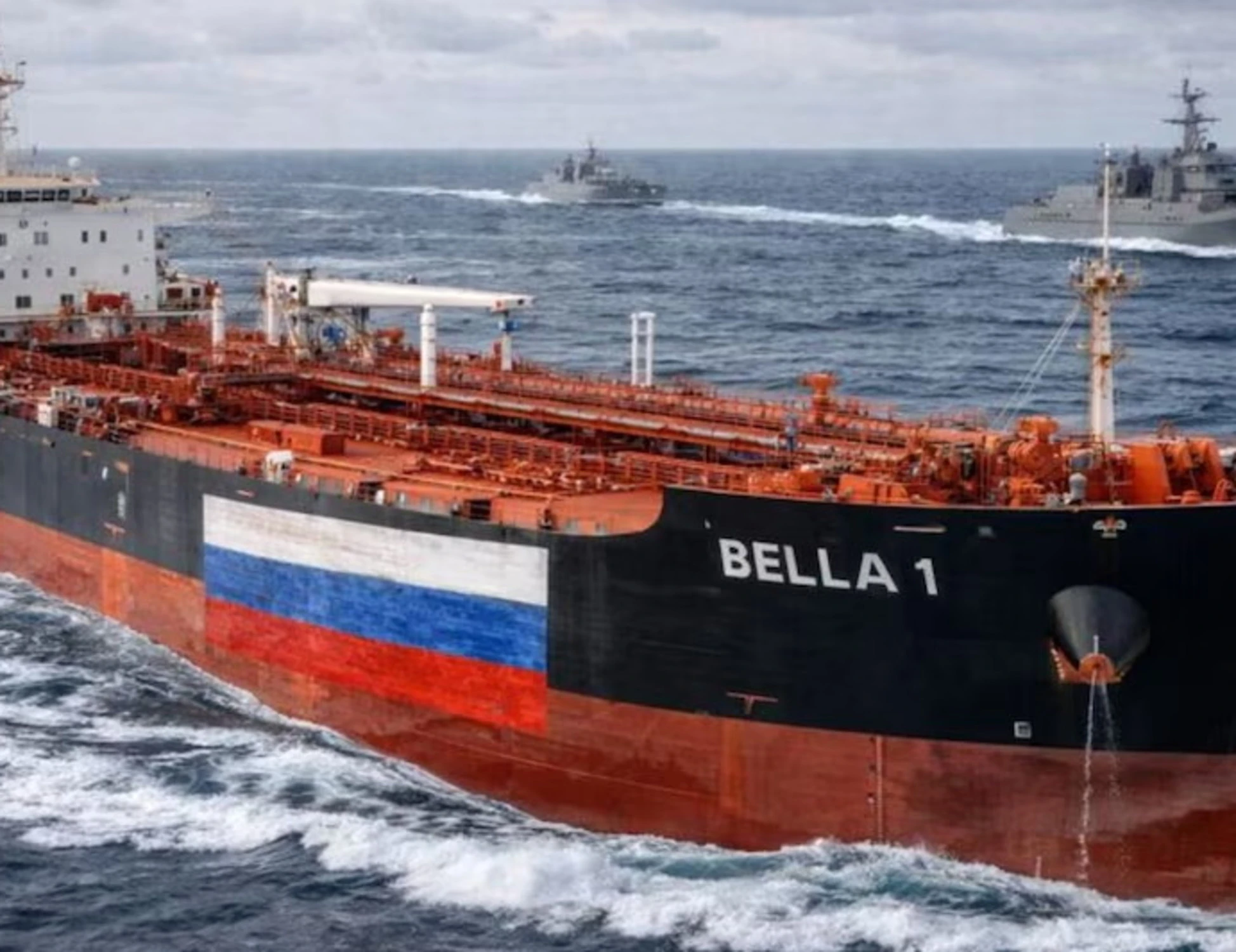 Ucraina-Russia, Macron annuncia: "Sequestrata petroliera russa al largo della Sicilia"