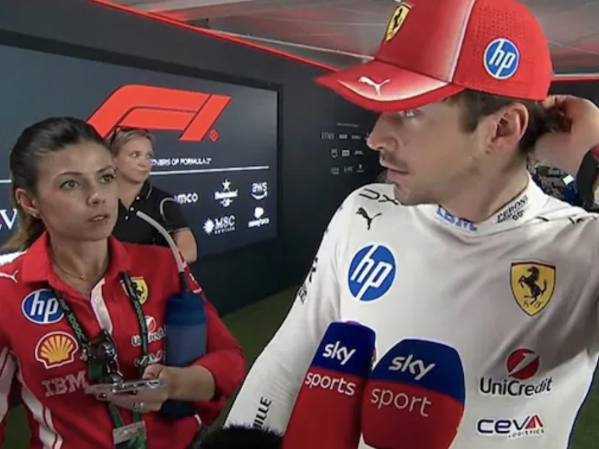 "Non devo dirlo?!": Leclerc fulminato dall'addetta stampa in tv