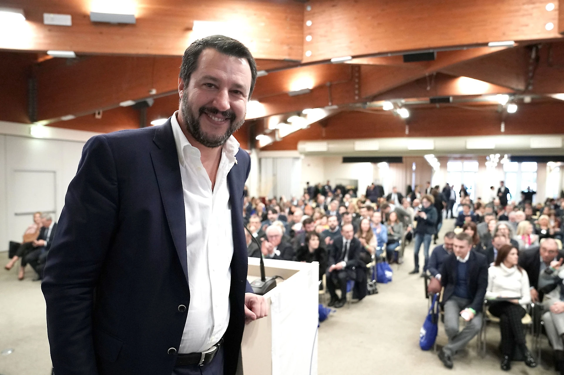 Sondaggio Emg Acqua per TgLa7, Matteo Renzi e Pd spappolati: effetto Macerata, chi vola e chi affonda