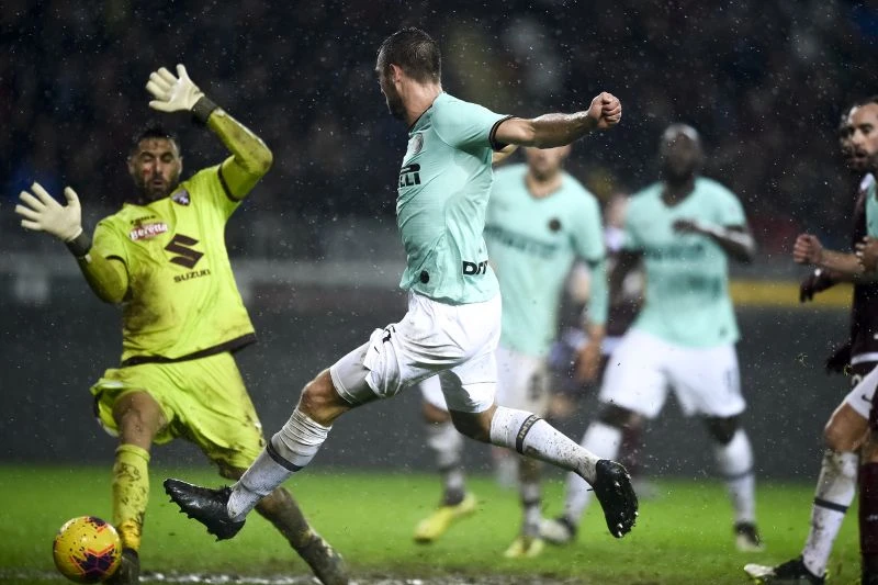 L'INTER RISPONDE ALLA JUVE, TORINO TRAVOLTO 3-0