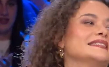 Affari Tuoi, Giulia apre bocca e viene linciata: "Cafona". Rissa a tempo record