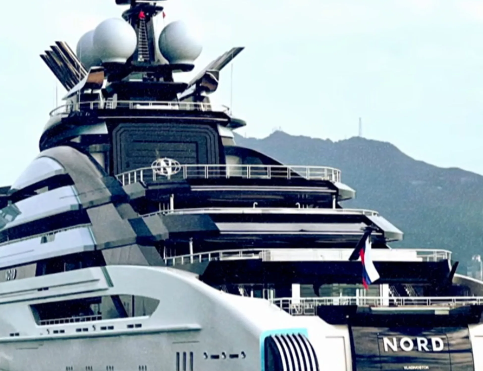 Leggi l'articolo: Superyacht attraversa Hormuz: sorpresa, chi è il proprietario