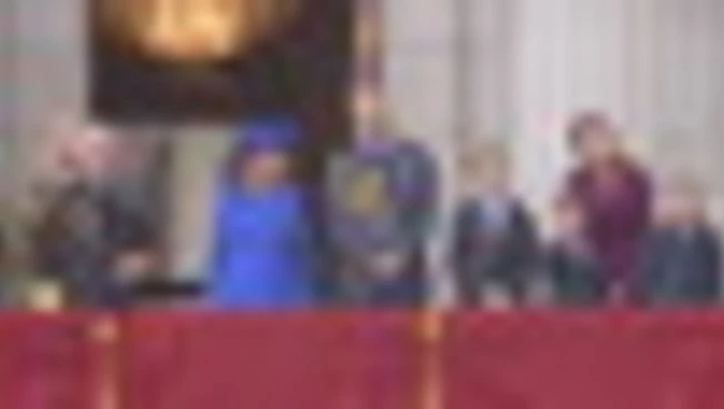 Carlo e la famiglia reale guardano le Red Arrows da Buckingham Palace