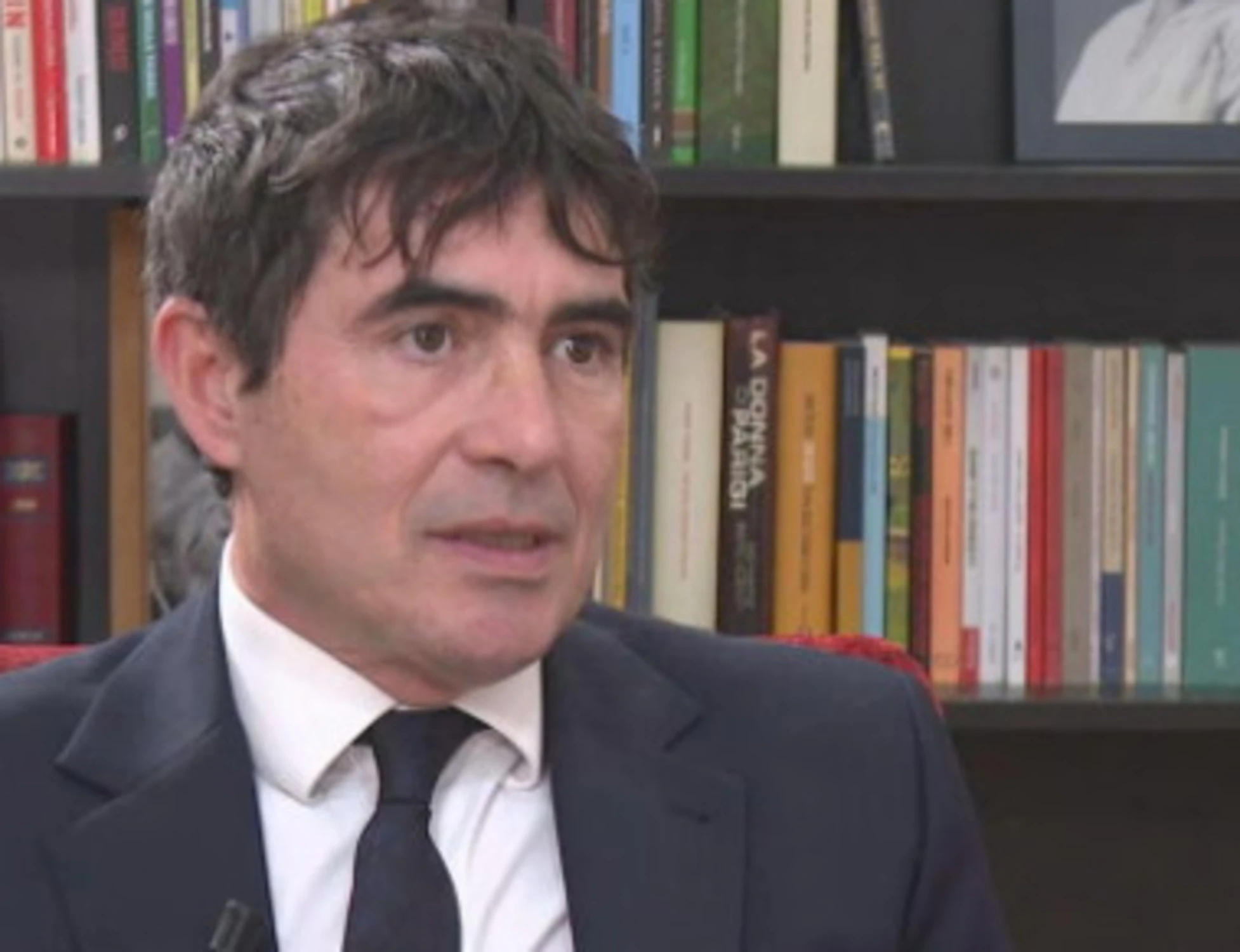 Nicola Fratoianni tocca il fondo: "Butto dalla torre Netanyahu". E salva l'imam che tifa stragi