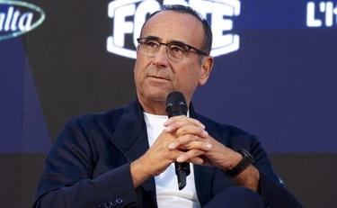 Carlo Conti ad Atreju: "Io prendo uno di colore e...": ovazione