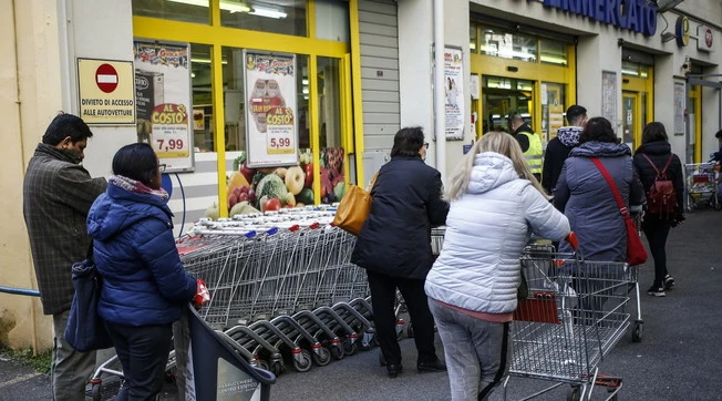 Coronavirus: verso altra stretta su passeggiate, sport e supermercati. Quando si potrà fare la spesa