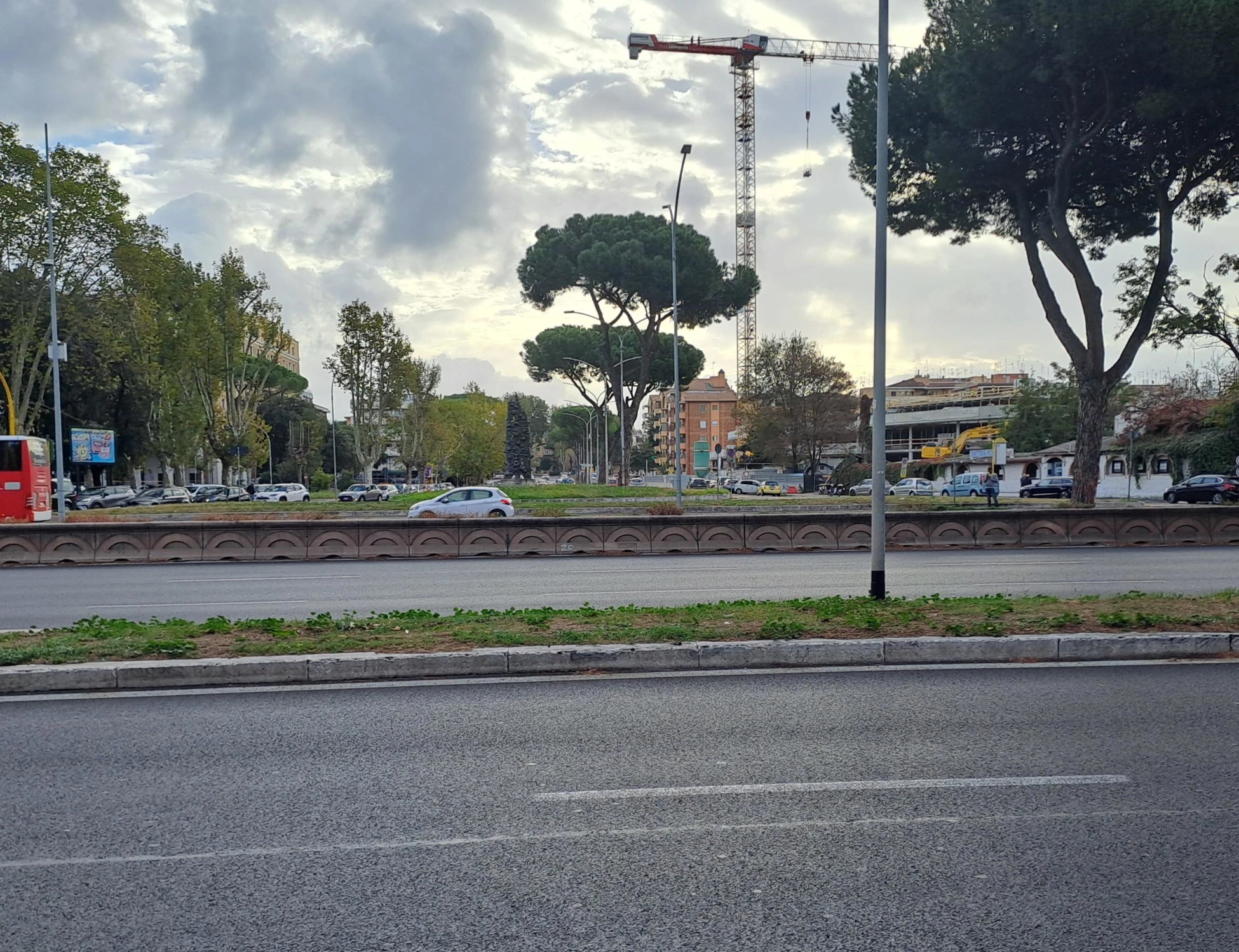 Roma, incidente choc in via Tuscolana: brucia il rosso, due morti. Chi c'era alla guida