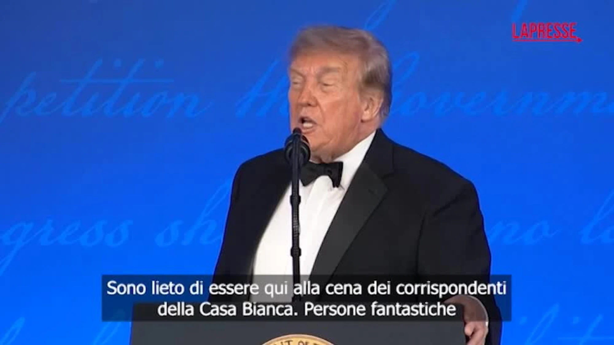 Trump gela i giornalisti al galà: "Molti di voi mi piacciono, altri per niente"