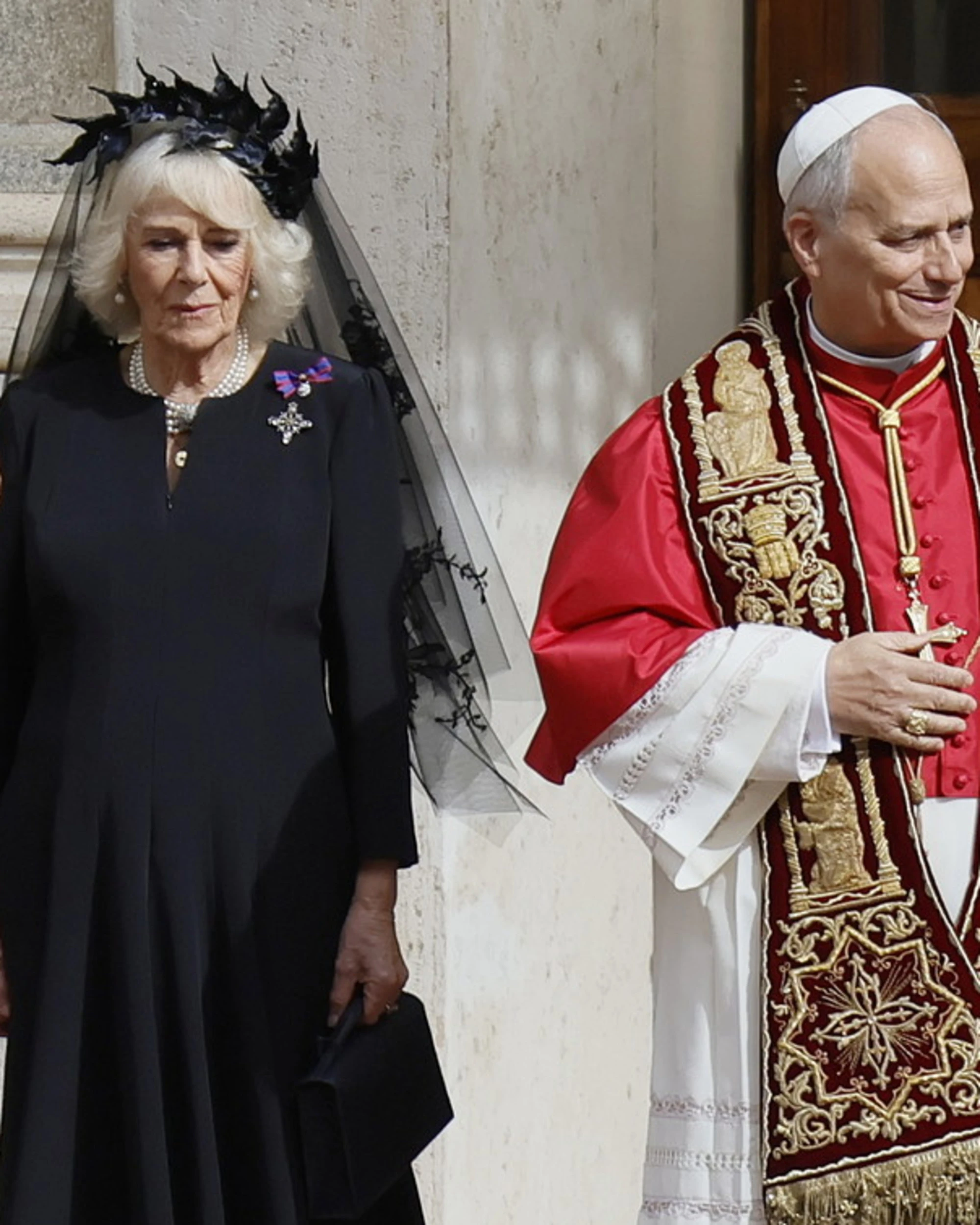 Re Carlo e Camilla da Leone XIV: "Esclusa dal privilegio", come si presenta lei