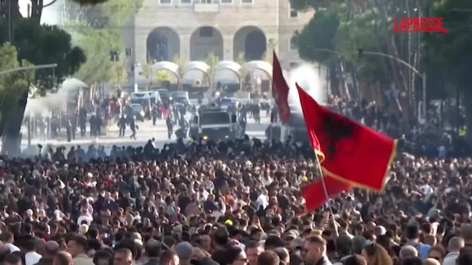Albania, scontri tra polizia e manifestanti a Tirana