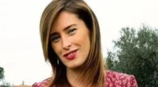 Maria Elena Boschi? Stivale, spacco vertiginoso e scollatura totale: le foto da urlo scatena la polemica | Guarda