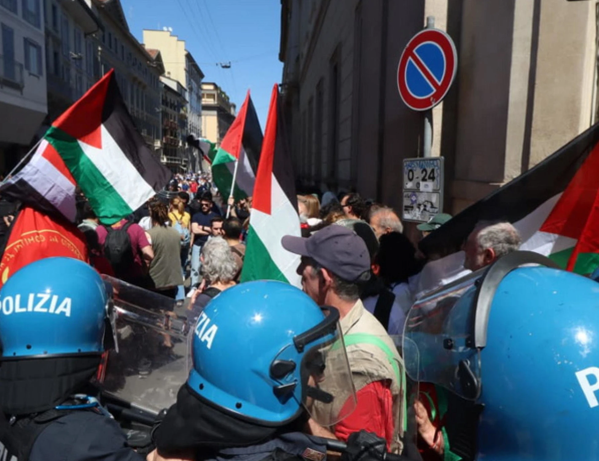 25 aprile, "saponette mancate": coro choc contro la Brigata ebraica. E i pro-Pal bloccano il corteo