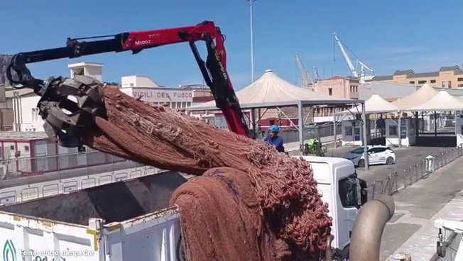 Recuperata "rete fantasma" di 4 tonnellate nelle acque del Tirreno meridionale