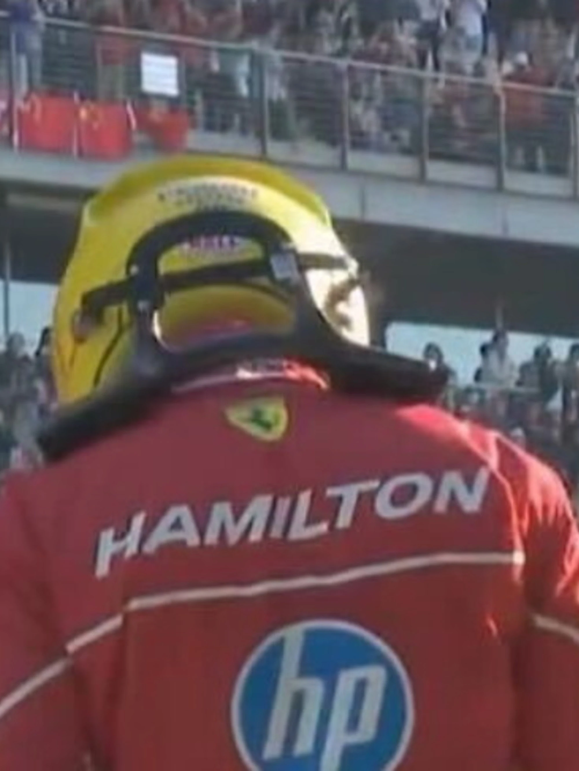 Lewis Hamilton, il team radio sconcertante: "Lo faccio passare". Ferrari sotto accusa