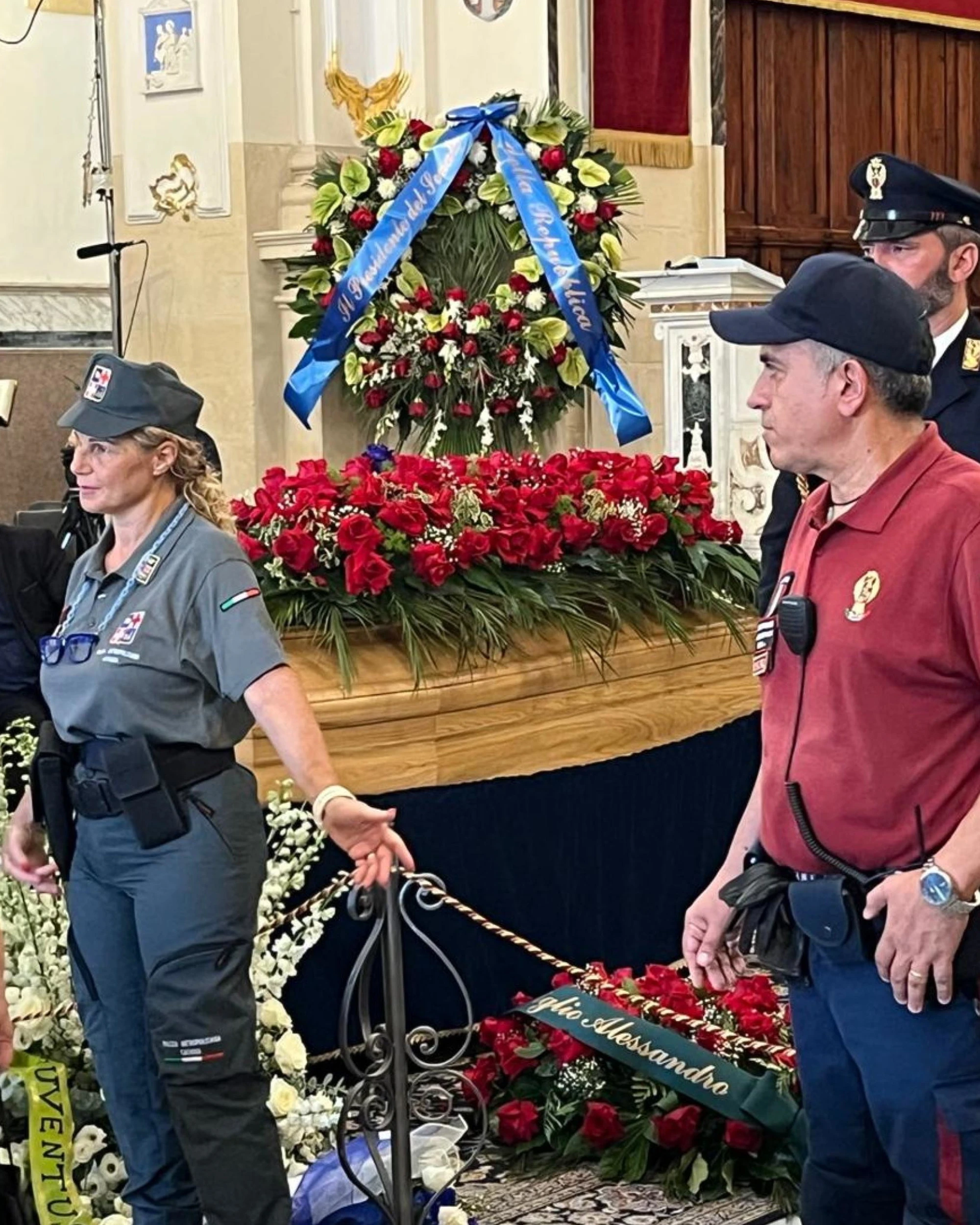 Pippo Baudo, i funerali a Militello: migliaia in piazza, vip e politici in chiesa