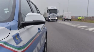 Roma, sequestrati i cellulari dei ragazzi a bordo della Tesla