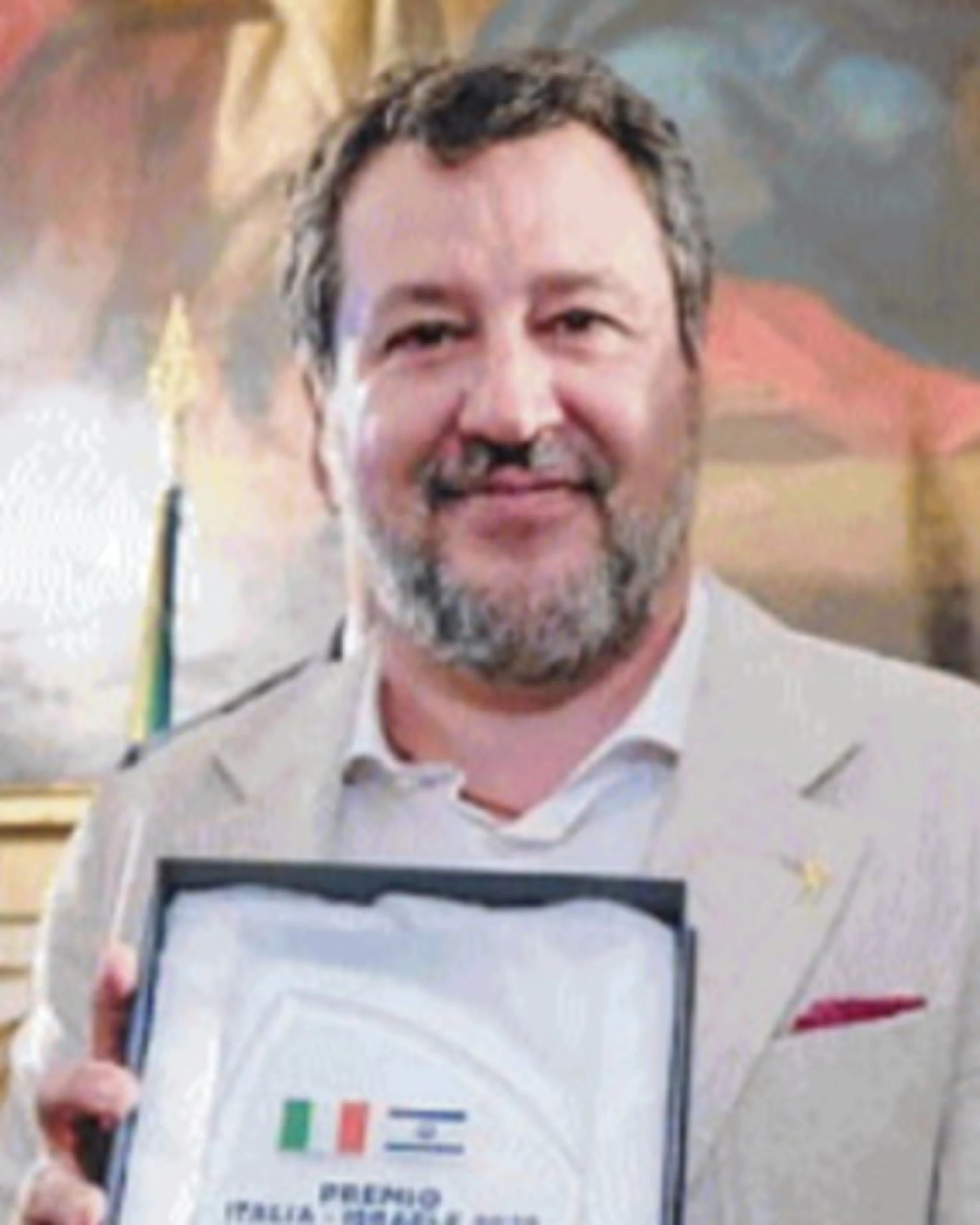Matteo Salvini premiato, M5s e Pd strillano