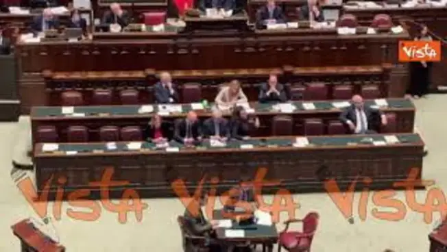 Leggi l'articolo: Meloni prende appunti durante intervento Conte in Aula alla Camera