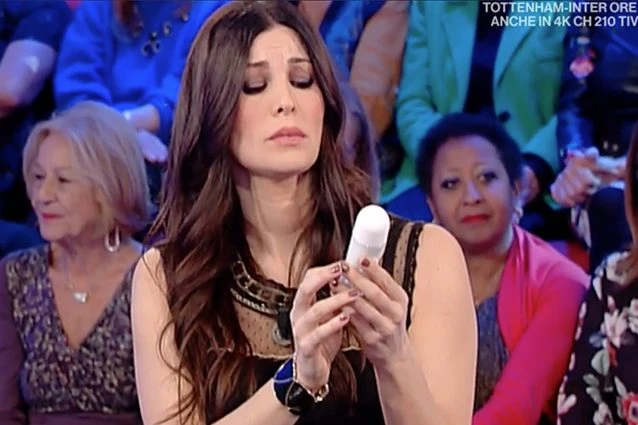 Vieni da me, Manuela Arcuri e il clamoroso imbarazzo in diretta: cosa tira fuori davanti a lei Caterina Balivo
