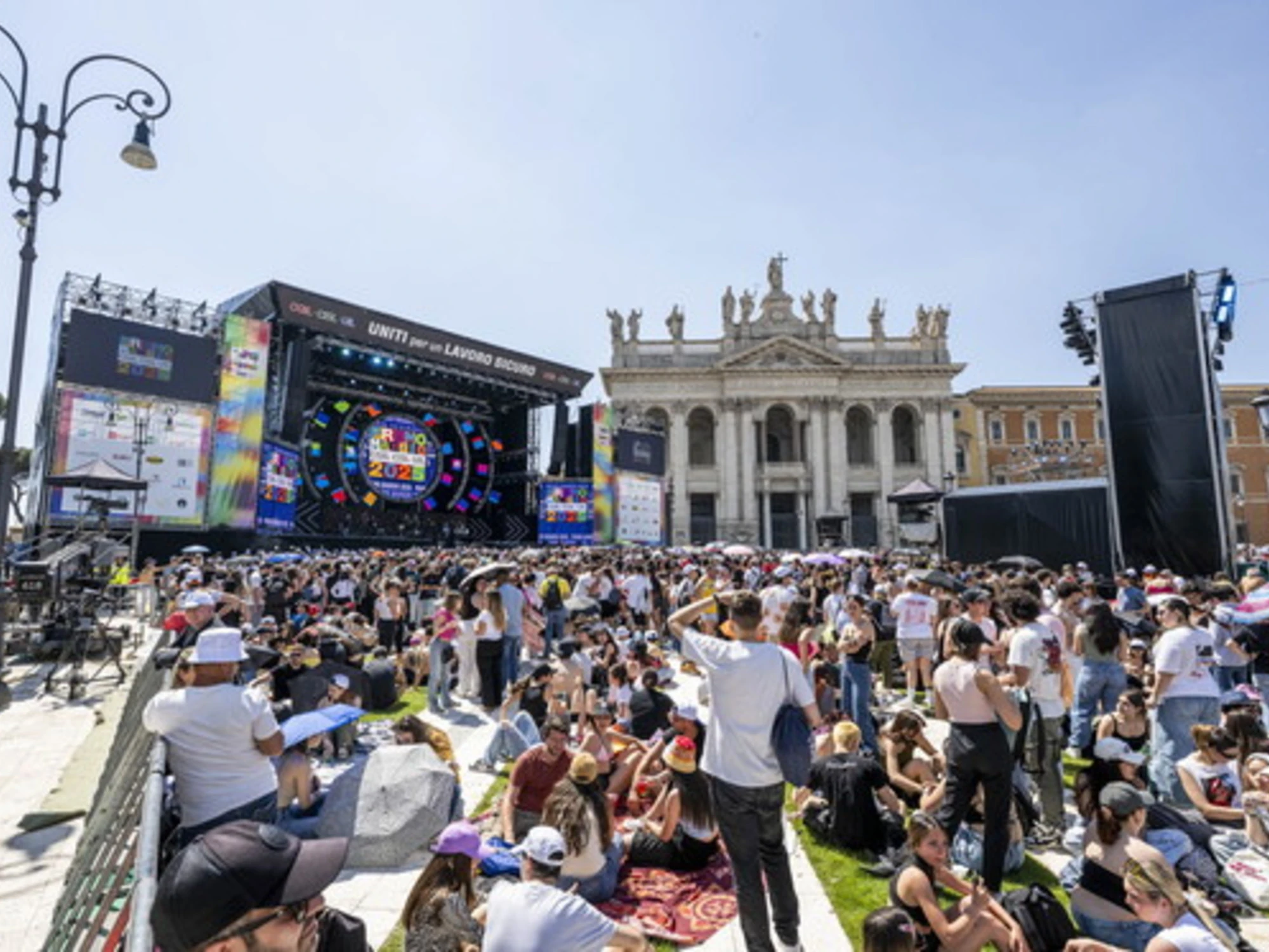 Concertone, la sinistra non condanna gli abusi. Anzi: "La destra fa schifo"