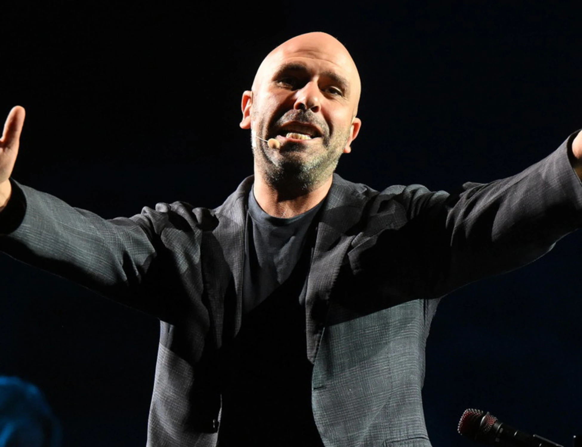 Checco Zalone, il record storico di Buen Camino. Schiaffo ai critici rossi: dove ha festeggiato
