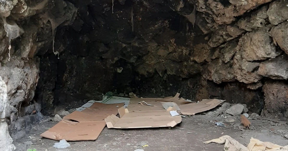 Milano, degrado ai Giardini Montanelli: gli immigrati dormono nelle grotte del parco