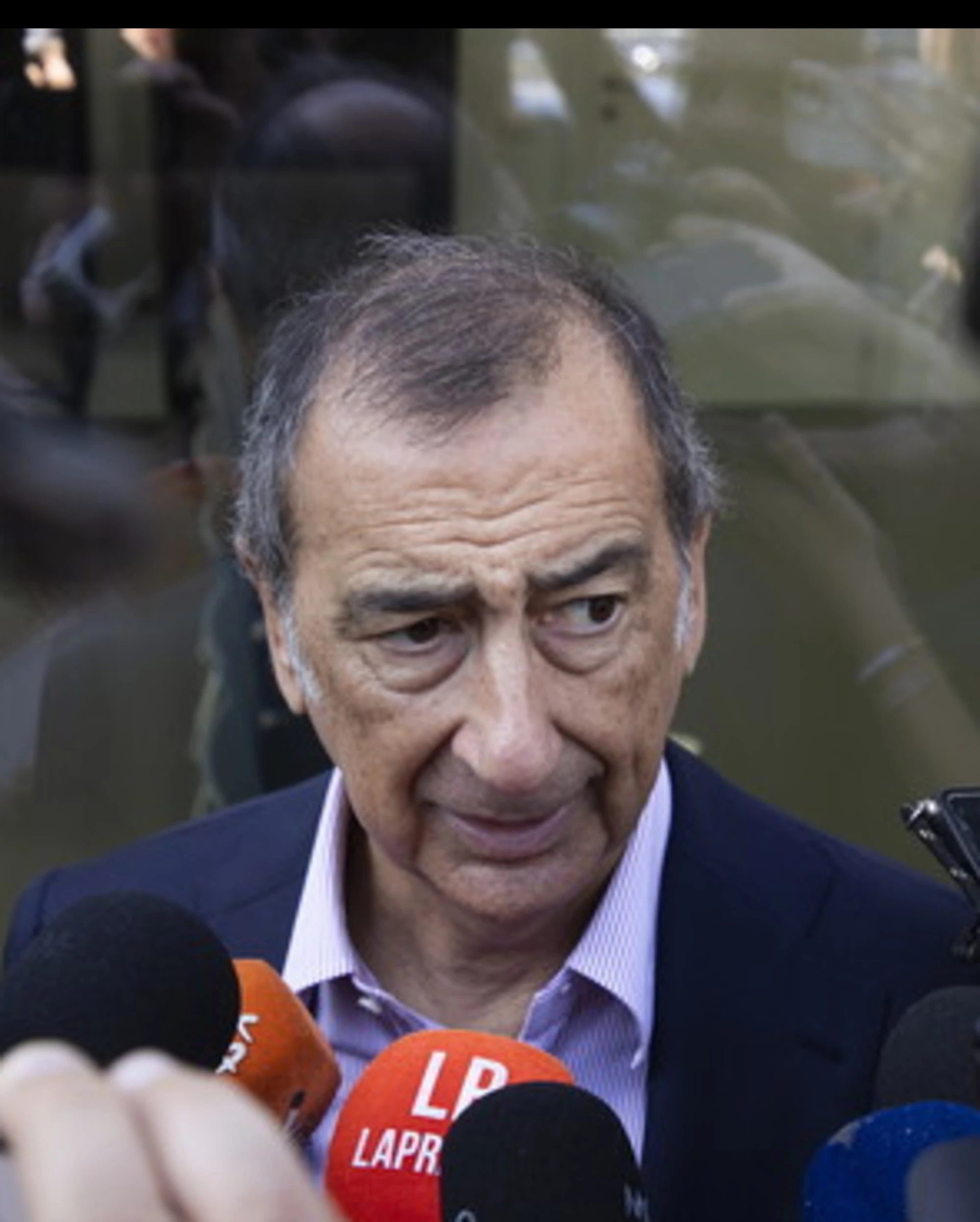 Beppe Sala si rimangia la parola e si incolla alla poltrona