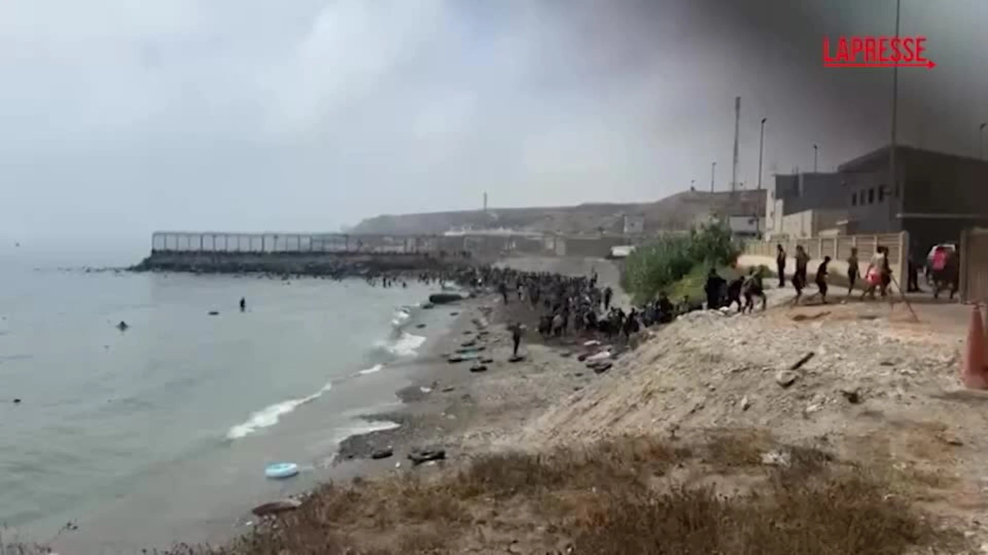 Spagna, Ceuta sotto assalto: dal Marocco una marea umana a nuoto