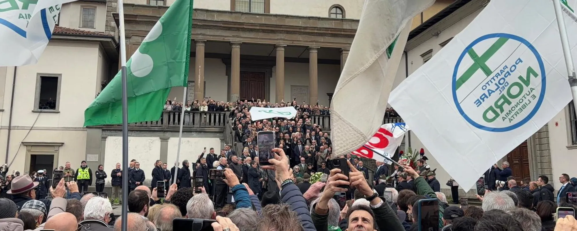 I "funerali di popolo" a Pontida: Giorgetti placa gli ultrà di Bossi