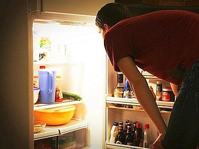 Dieting, ortoressia e fame notturna, quando lo stress ci fa mangiare male