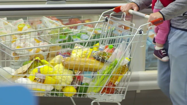 Carrello della spesa, i prezzi rallentano ma il caro vita resta