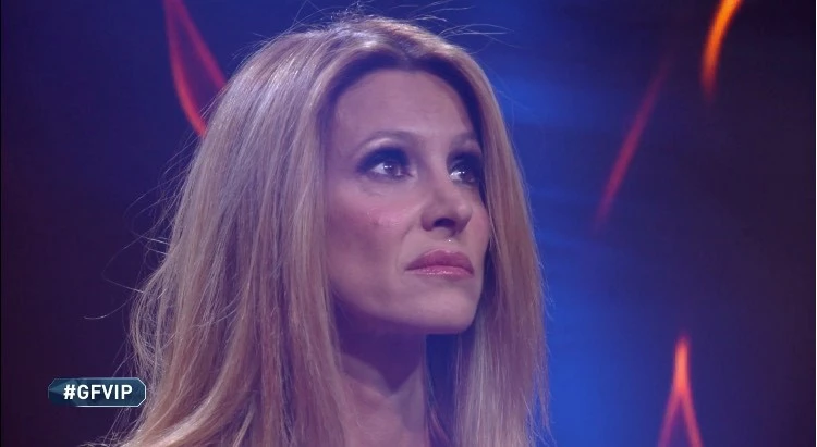 Grande Fratello vip, che botta per Adriana Volpe: il marito beccato con un'altra. Interviene Signorini