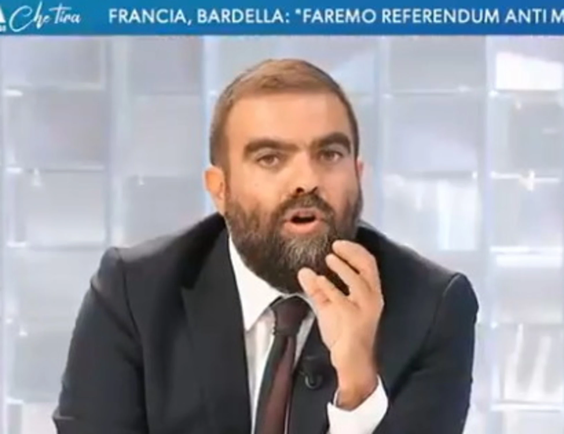 L'aria che tira, Botteri demolisce Grimaldi: "Tu fai politica, la sfida è tua"