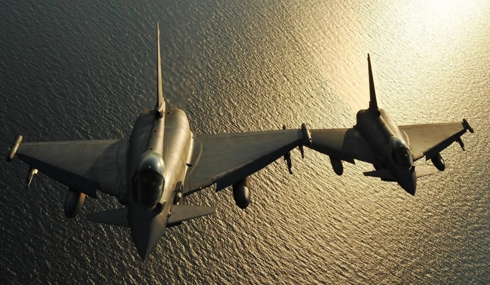 Jet Falcon non risponde alla radio, due caccia Eurofighter lo intercettano