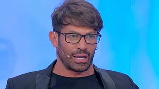 Gianni Sperti, da Uomini e donne alla fattoria: "Questo è pecorino sardo...". Una drammatica gaffe