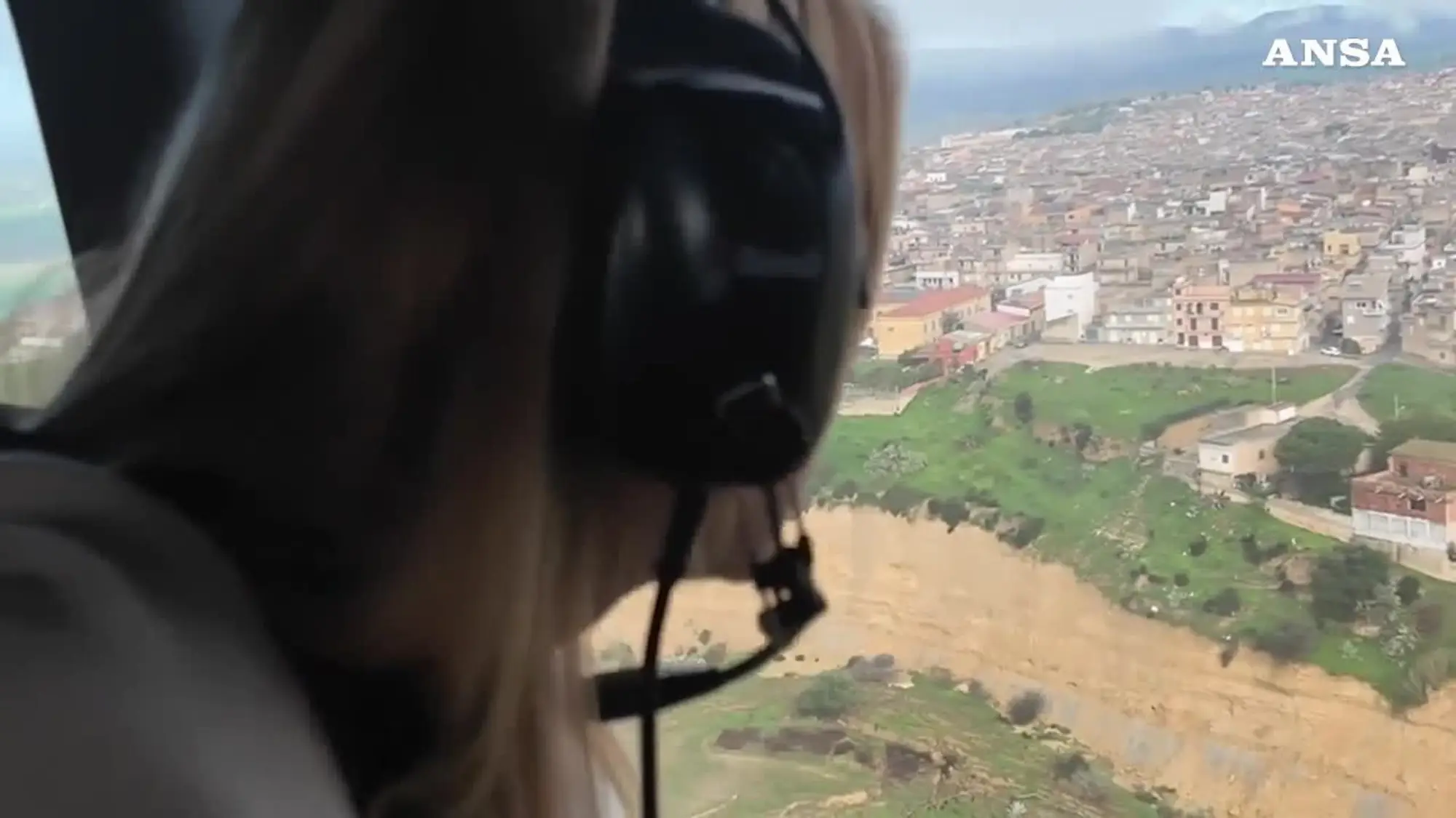 Maltempo in Sicilia, Meloni sorvola Niscemi in elicottero