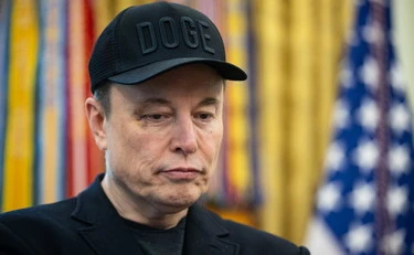 Elon Musk contro l'Ue: "È il Quarto Reich", poi la bandiera e la svastica